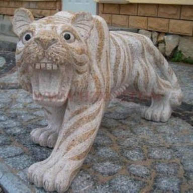 Sculpture en granit jaune tigre