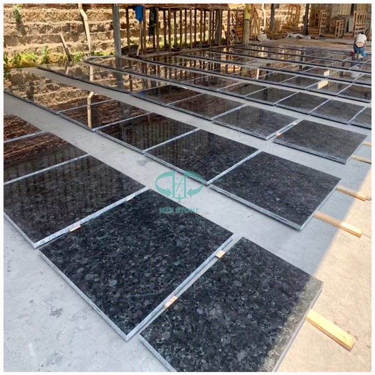 Granit noir avec des taches bleues