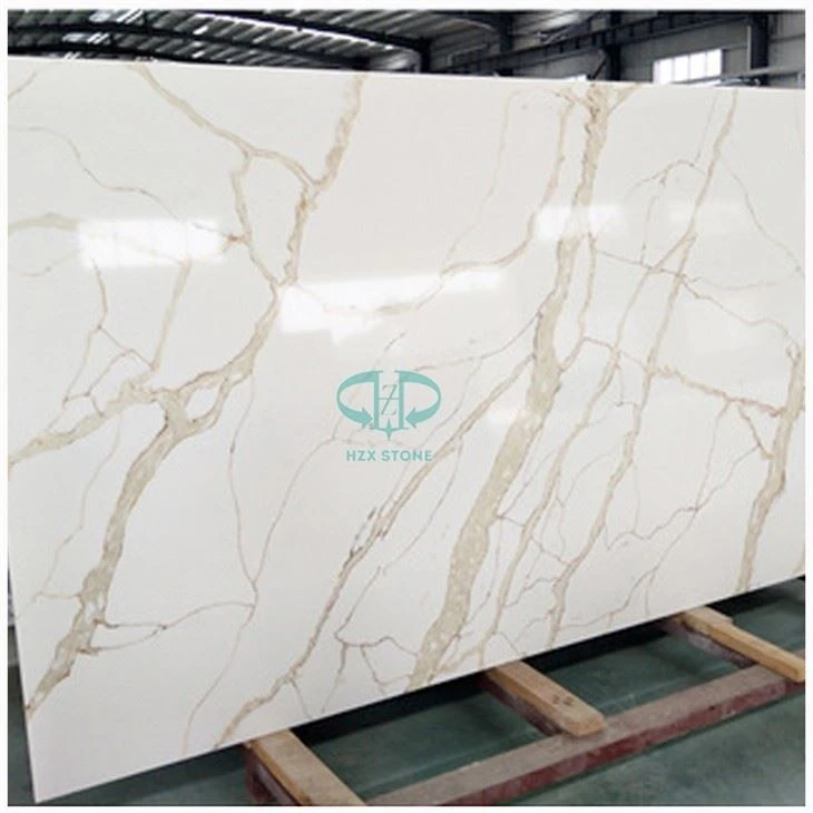 Surface solide de cuisine de quartz d'or de Calacatta