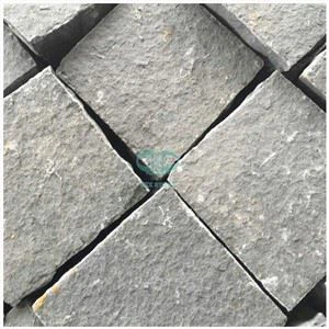 Allée de granit noir