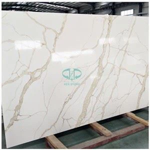 Surface solide de cuisine de quartz d'or de Calacatta
