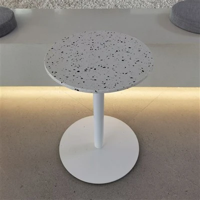 Table ronde à pieds longs en terrazzo